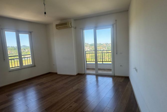 Shtepi ne shitje Apartament ne Tirane, 3+1, Mobilimi Pjeserisht e mobiluar, Pagesa 166,000  Euro.