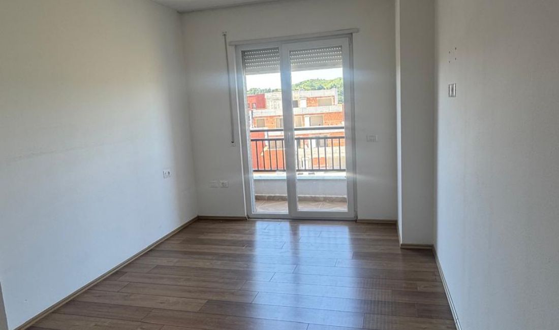 Shtepi ne shitje Apartament ne Tirane, 3+1, Mobilimi Pjeserisht e mobiluar, Pagesa 166,000  Euro.