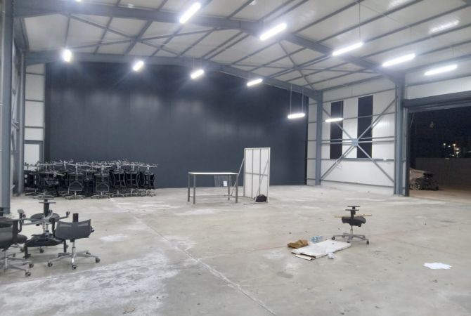 Jepet me qera Kapanon prane QTU ( Buze rruges Kryesore )/ 2000 euro