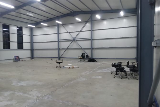 Jepet me qera Kapanon prane QTU ( Buze rruges Kryesore )/ 2000 euro