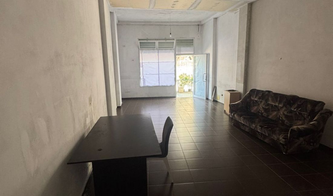 Shitet dyqan ne Fresk, prane Auto Kalaja/ 55,000 euro