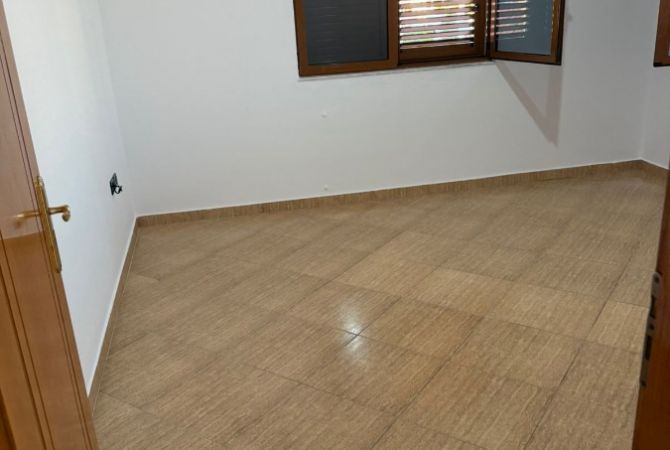 Appartamento in affitto a Tirana 2+1, SemiArredato