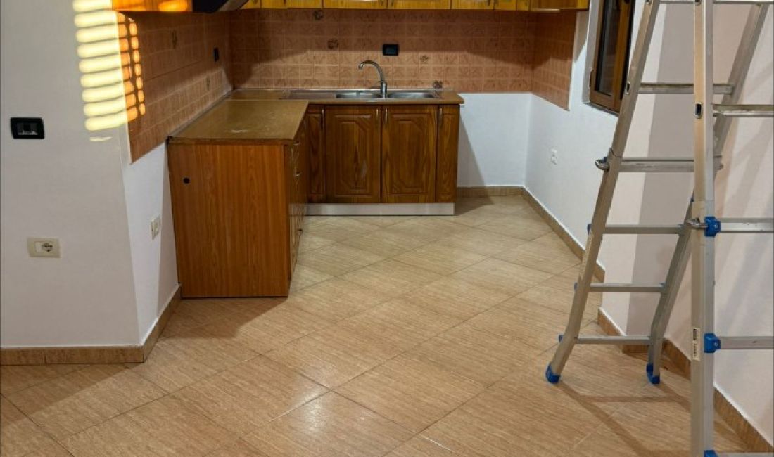 Shtepi me qera Apartament ne Tirane, 2+1, Mobilimi Pjeserisht e mobiluar, Pagesa 450  Euro.