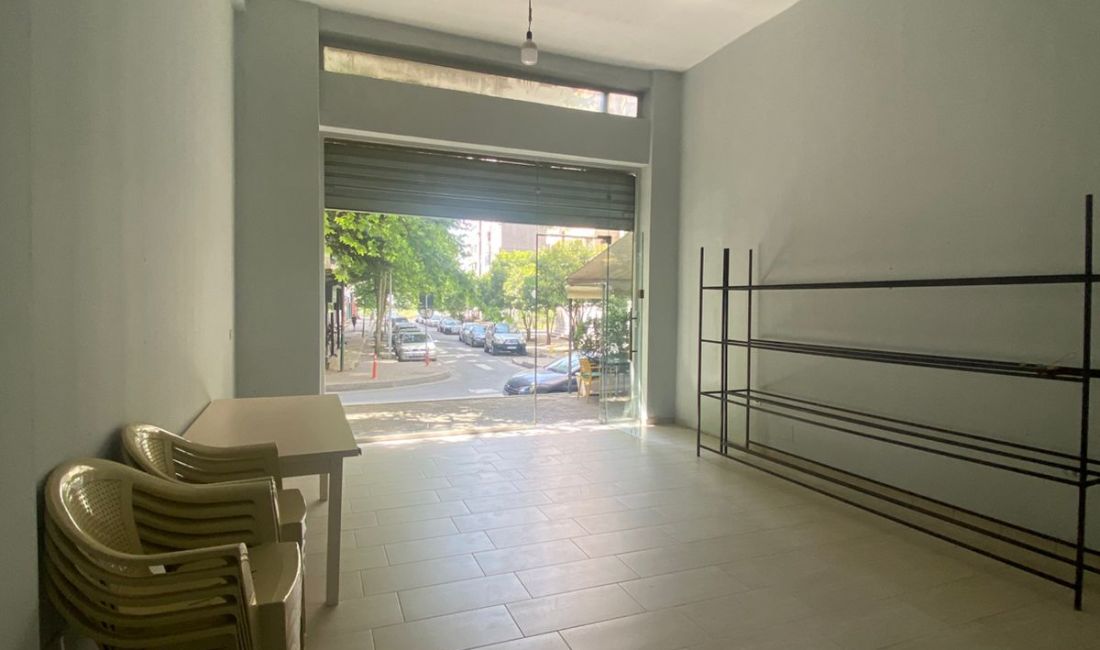 Jepet dyqan me qera ne Yzberisht/ 300 Euro