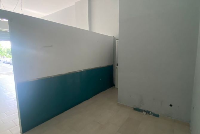 Jepet dyqan me qera ne Yzberisht/ 300 Euro