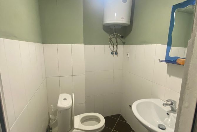 Jepet dyqan me qera ne Yzberisht/ 300 Euro