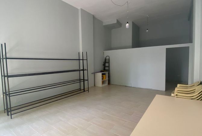 Jepet dyqan me qera ne Yzberisht/ 300 Euro