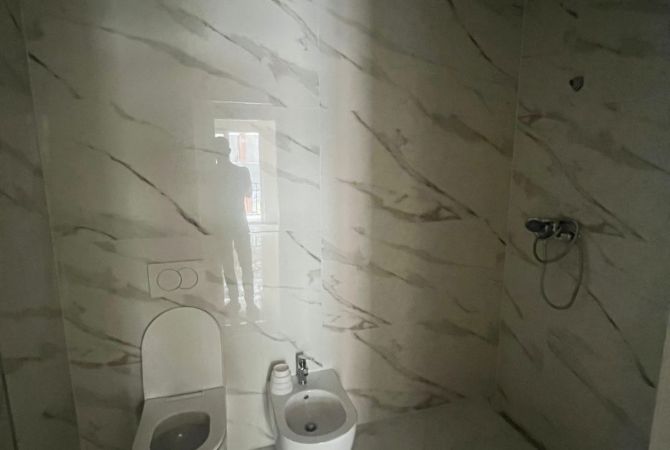 Shtepi ne shitje Apartament ne Tirane, 2+1, Mobilimi Bosh, pa mobiluar, Pagesa 100,000  Euro.