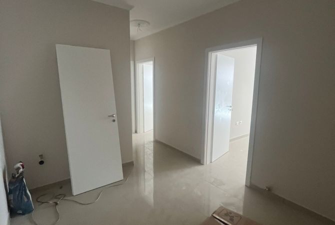 Shtepi ne shitje Apartament ne Tirane, 2+1, Mobilimi Bosh, pa mobiluar, Pagesa 100,000  Euro.
