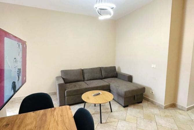 Jepet me qera apartament 1+1 ne Qender/ 550 Euro
