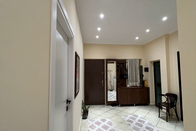 Appartamento in affitto a Tirana 2+1, Arredato