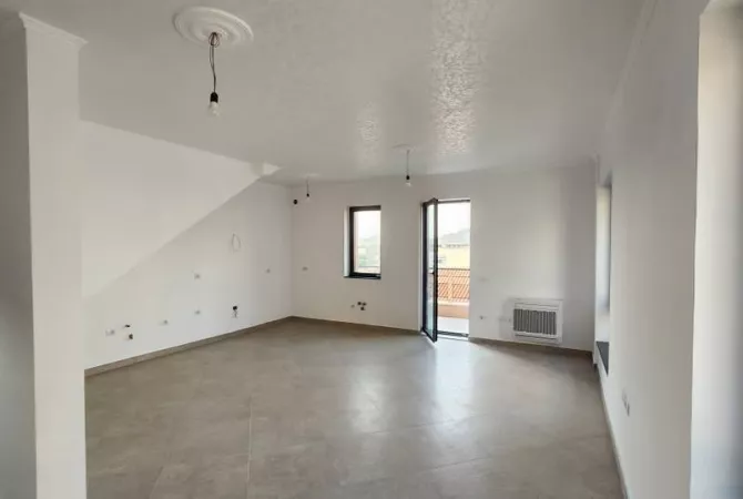 Shtepi ne shitje Vila Luksoze ne Tirane, 3+1, Mobilimi Bosh, pa mobiluar, Pagesa 270,000  Euro.