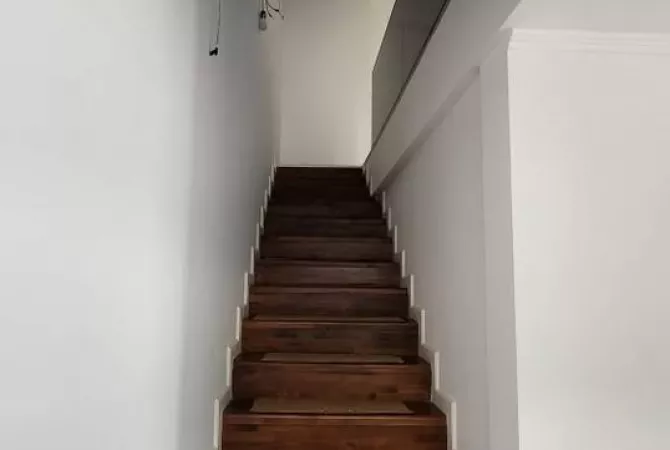 Shtepi ne shitje Vila Luksoze ne Tirane, 3+1, Mobilimi Bosh, pa mobiluar, Pagesa 270,000  Euro.