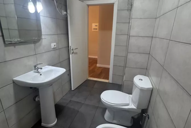 Shtepi ne shitje Apartament ne Tirane, 2+1, Mobilimi Bosh, pa mobiluar, Pagesa 113,000  Euro.