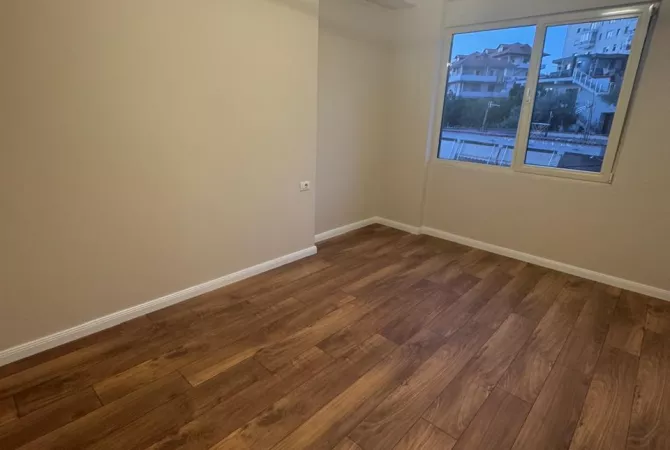 Shtepi ne shitje Apartament ne Tirane, 2+1, Mobilimi Bosh, pa mobiluar, Pagesa 113,000  Euro.