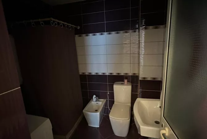 Shtepi ne shitje Apartament ne Tirane, 2+1, Mobilimi E mobiluar, Pagesa 105,000  Euro.