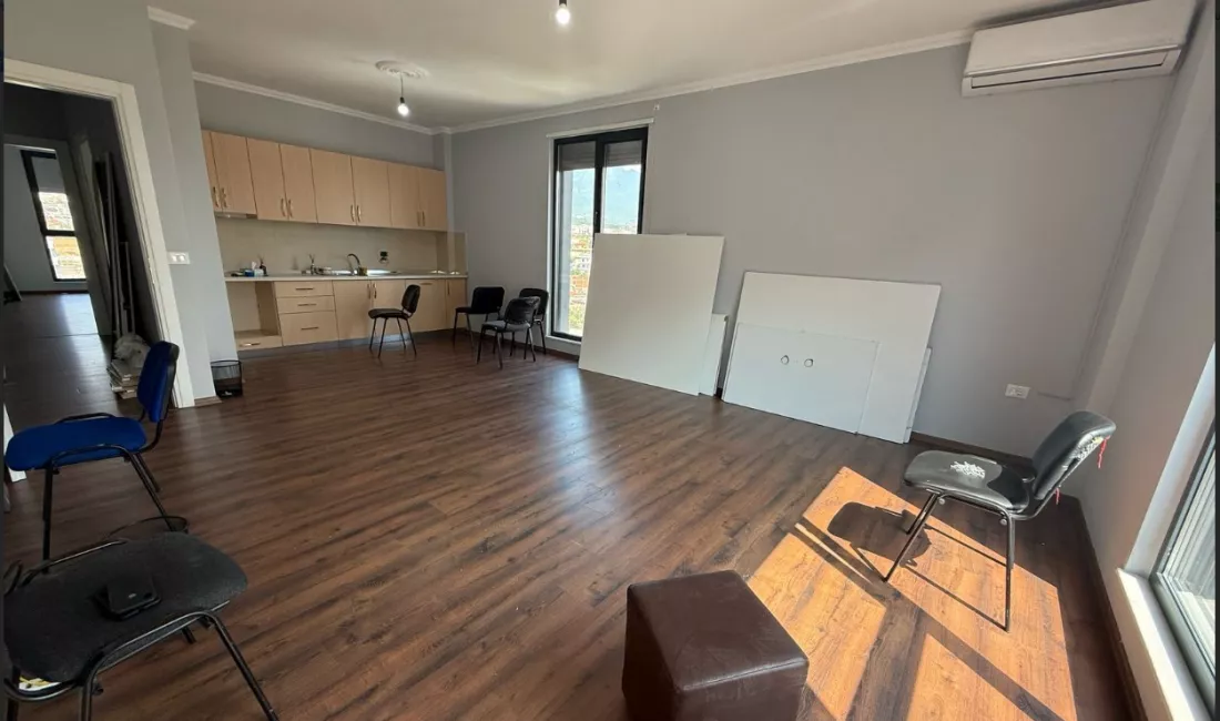 Shtepi me qera Apartament ne Tirane, 3+1, Mobilimi Pjeserisht e mobiluar, Pagesa 70,000  Leke.