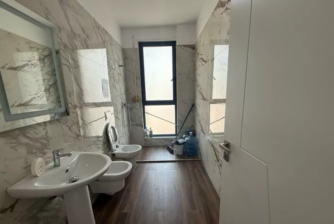 Shtepi me qera Apartament ne Tirane, 3+1, Mobilimi Pjeserisht e mobiluar, Pagesa 70,000  Leke.