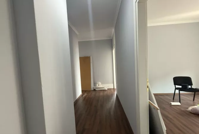 Shtepi me qera Apartament ne Tirane, 3+1, Mobilimi Pjeserisht e mobiluar, Pagesa 70,000  Leke.