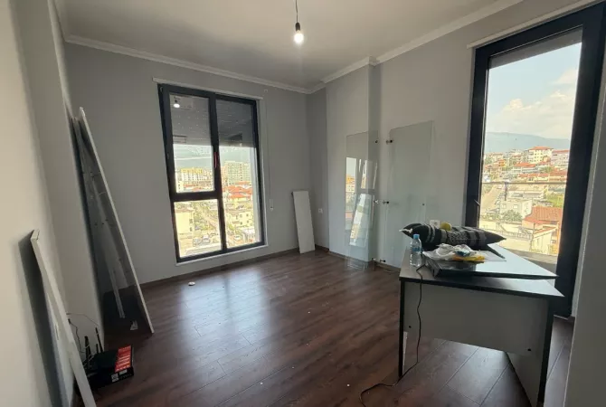 Shtepi me qera Apartament ne Tirane, 3+1, Mobilimi Pjeserisht e mobiluar, Pagesa 70,000  Leke.