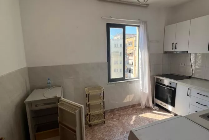 Appartamento in affitto a Tirana 1+1, SemiArredato