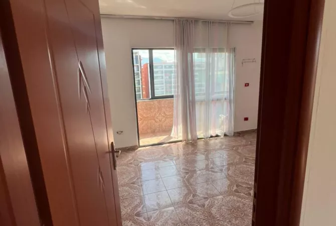 Appartamento in affitto a Tirana 1+1, SemiArredato
