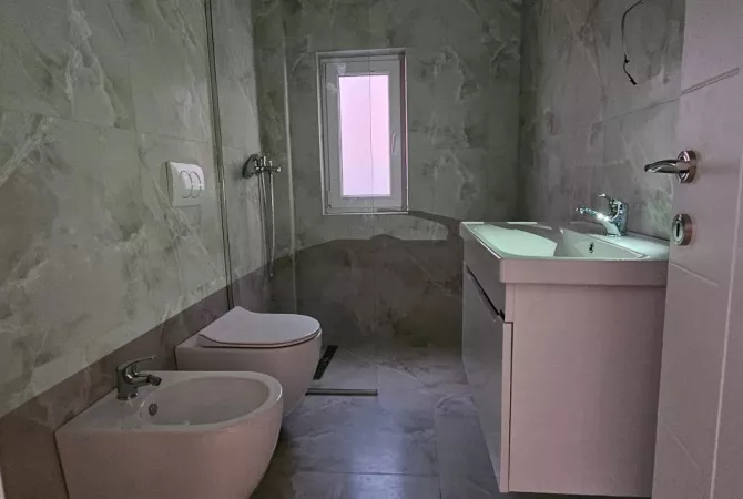 Shtepi ne shitje Apartament ne Tirane, 2+1, Mobilimi Bosh, pa mobiluar, Pagesa 167,000  Euro.