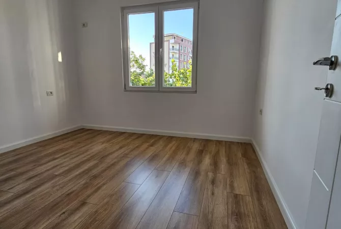 Shtepi ne shitje Apartament ne Tirane, 1+1, Mobilimi Bosh, pa mobiluar, Pagesa 137,000  Euro.