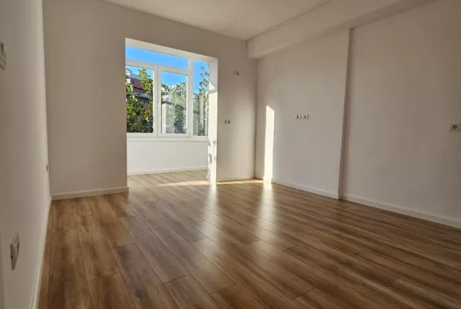 Shtepi ne shitje Apartament ne Tirane, 1+1, Mobilimi Bosh, pa mobiluar, Pagesa 137,000  Euro.