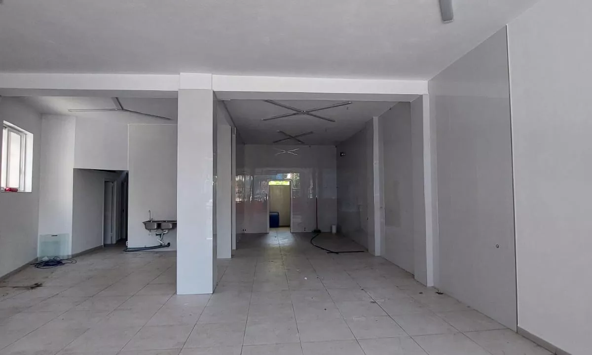 Jepet me qera ambjent te 4 Deshmoret /800 euro