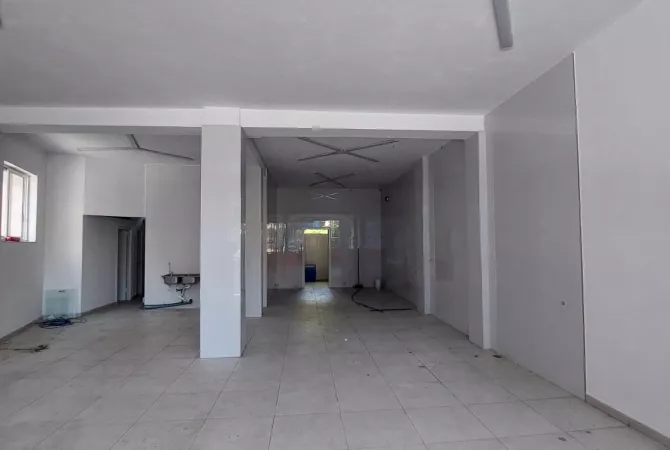 Jepet me qera ambjent te 4 Deshmoret /800 euro