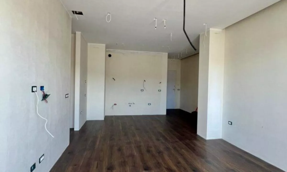 Jepet me qera apartament per zyre ne Komune Parisi