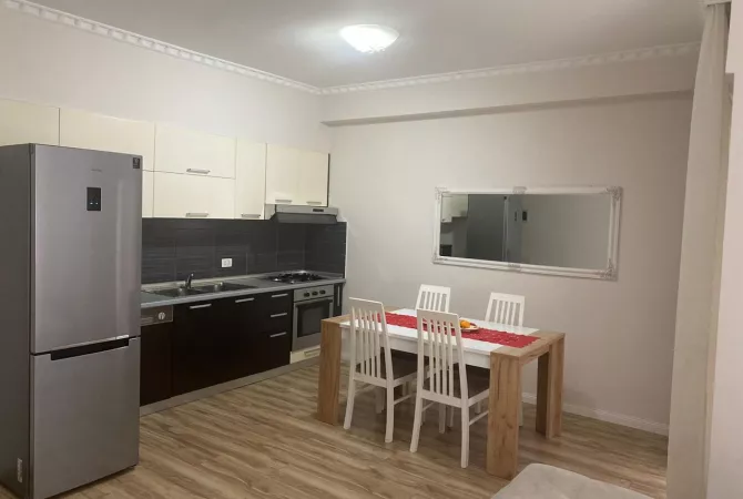 Jepet me qera apartment 2+1 tek Komuna Parisit 