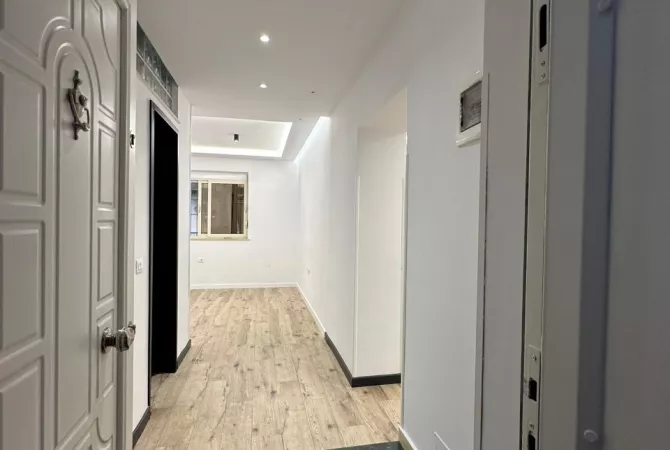 Shtepi ne shitje Apartament ne Tirane, 1+1, Mobilimi Bosh, pa mobiluar, Pagesa 158,000  Euro.