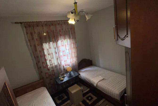 Shtepi me qera Apartament ne Tirane, 3+1, Mobilimi E mobiluar, Pagesa 750  Euro.