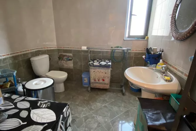 Shtepi ne shitje Apartament ne Tirane, 2+1, Mobilimi E mobiluar, Pagesa 150,000  Euro.