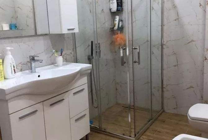 Shtepi ne shitje Apartament ne Tirane, 2+1, Mobilimi E mobiluar, Pagesa 158,000  Euro.