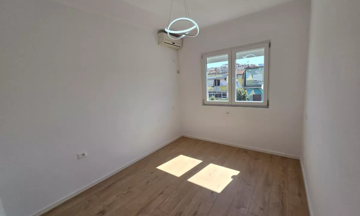 Shtepi ne shitje Apartament ne Tirane, 2+1, Mobilimi Bosh, pa mobiluar, Pagesa 145,000  Euro.
