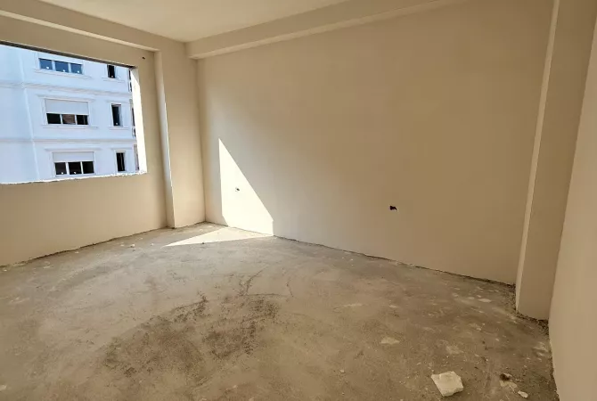 Shtepi ne shitje Apartament ne Tirane, 2+1, Mobilimi Bosh, pa mobiluar, Pagesa 87,000  Euro.