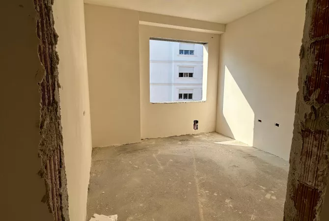 Shtepi ne shitje Apartament ne Tirane, 2+1, Mobilimi Bosh, pa mobiluar, Pagesa 87,000  Euro.