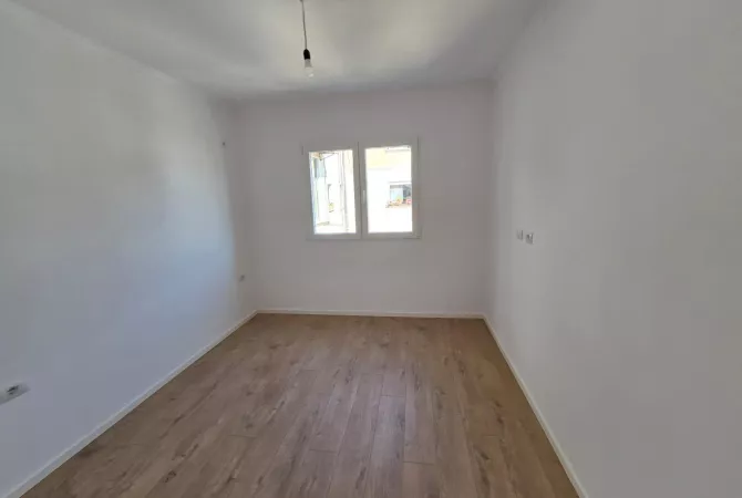 Shtepi ne shitje Apartament ne Tirane, 2+1, Mobilimi Bosh, pa mobiluar, Pagesa 128,000  Euro.