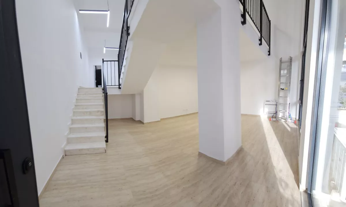 Jepet me qera ambient biznesi tek Pazari i Ri/1000 euro 