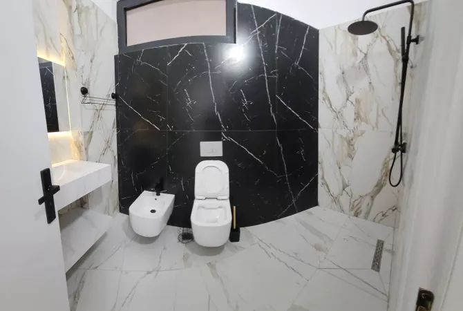 Jepet me qera ambient biznesi tek Pazari i Ri/1000 euro 