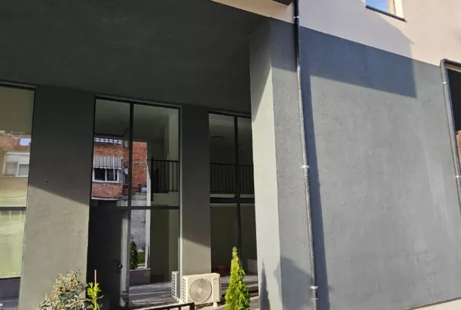 Jepet me qera ambient biznesi tek Pazari i Ri/1000 euro 