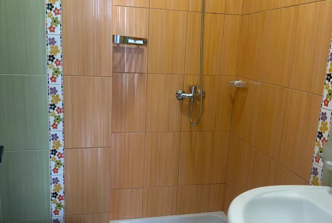 Shtepi me qera Apartament ne Tirane, 3+1, Mobilimi E mobiluar, Pagesa 70,000  Leke.