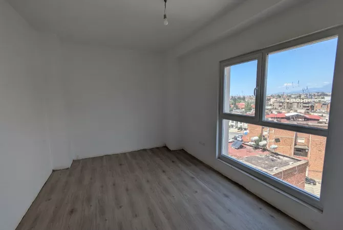 Shtepi ne shitje Apartament ne Tirane, 2+1, Mobilimi Bosh, pa mobiluar, Pagesa 200,000  Euro.