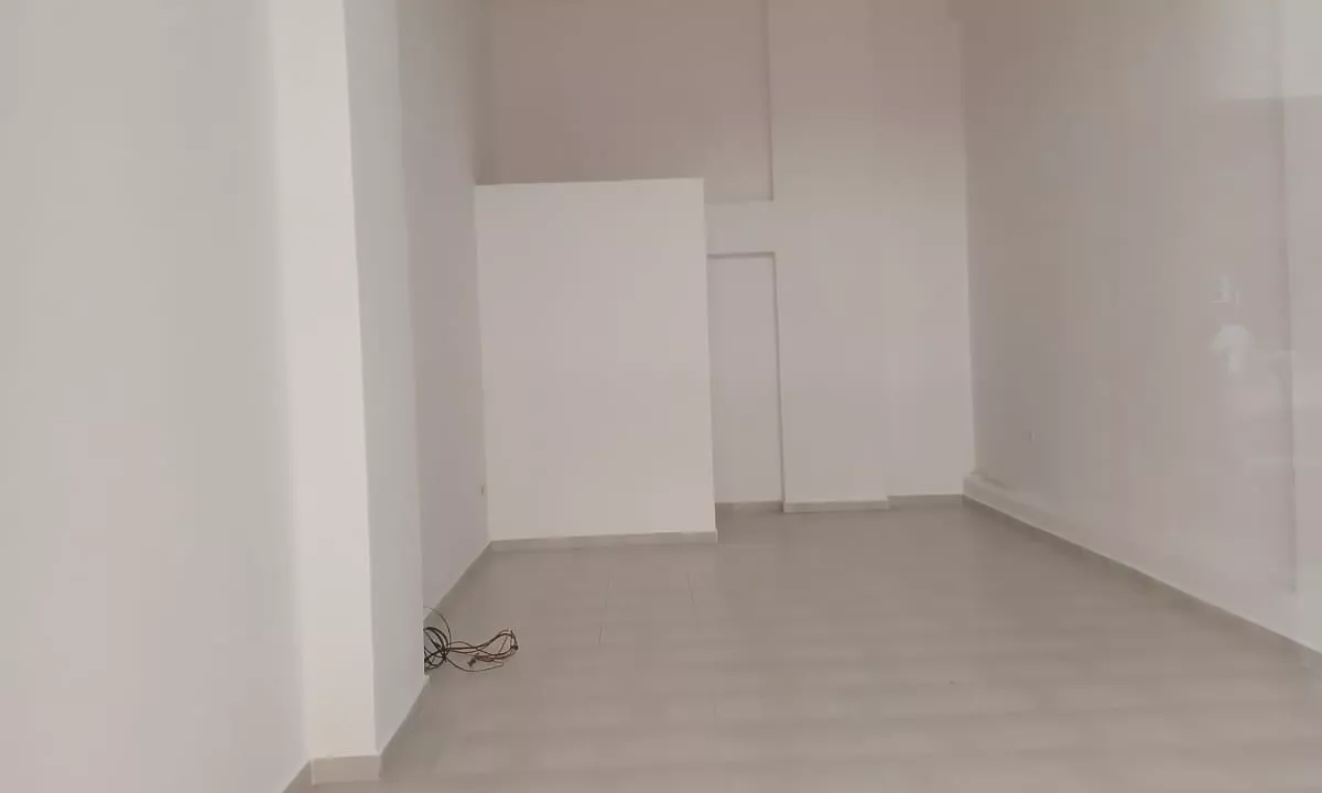 Jepet  Dyqan  me qera Te Golden Park 3/400 euro