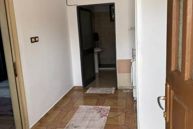 Jepet Shtepia me qera Garsoniere  tek Fusha Aviacionit /30.000 leke