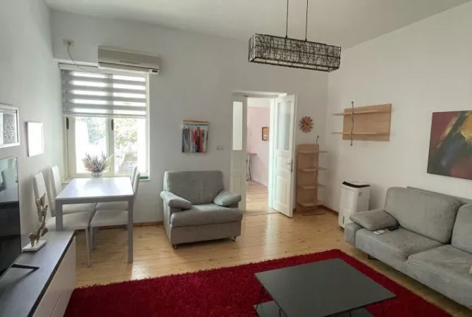 Jepet me qira shtëpi private e rinovuar – 1+1 me oborr dhe parkim/60,000 leke 