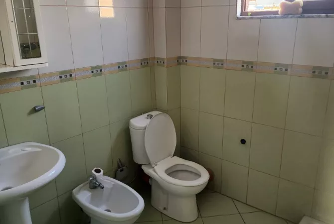 Shtepi ne shitje Apartament ne Tirane, 1+1, Mobilimi E mobiluar, Pagesa 123,200  Euro.